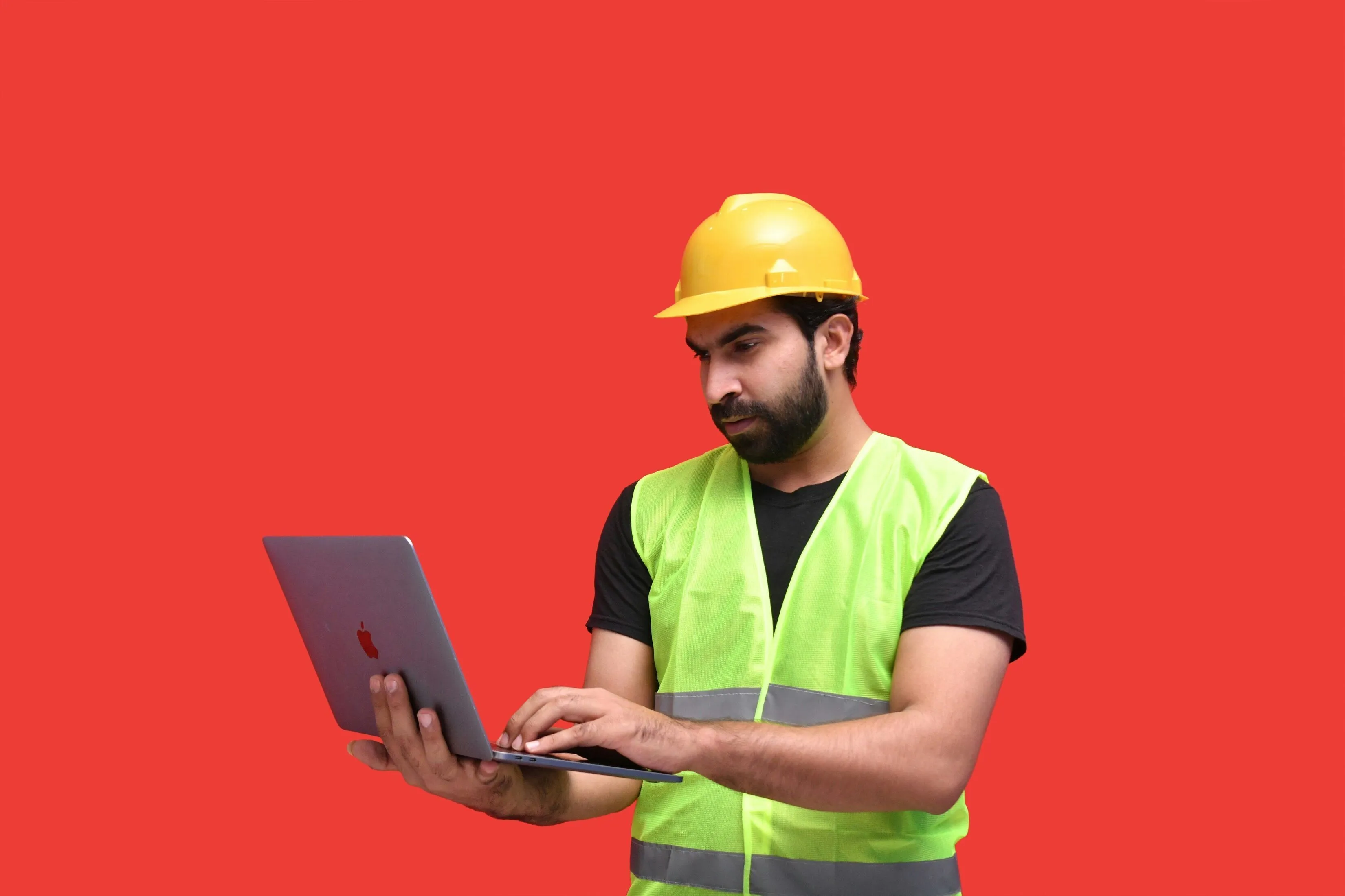 Technicien avec tablette sur site