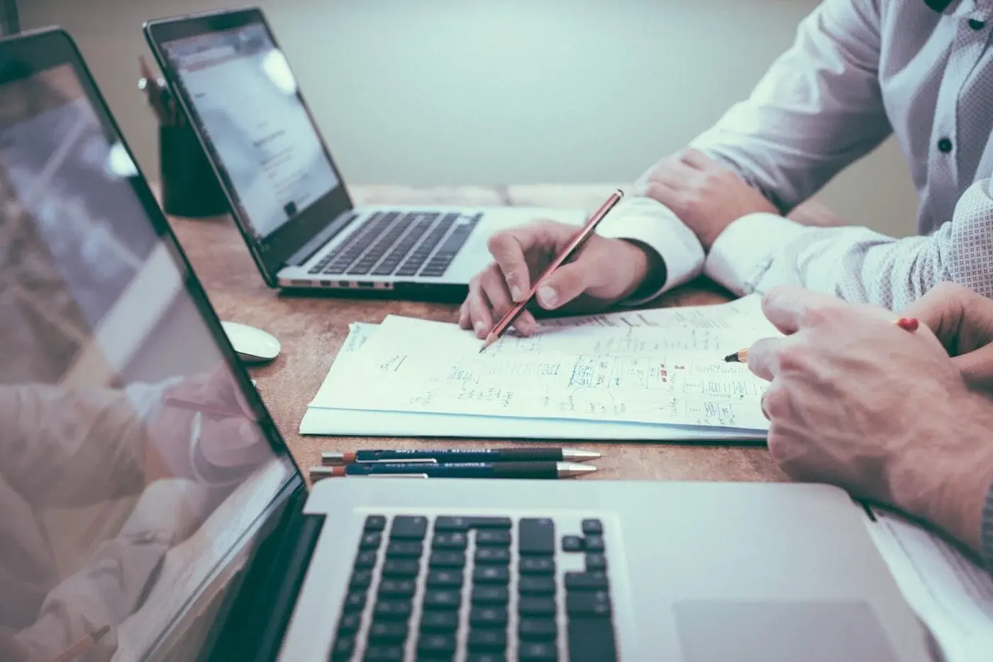 Plans et documents de conception sur une table de travail